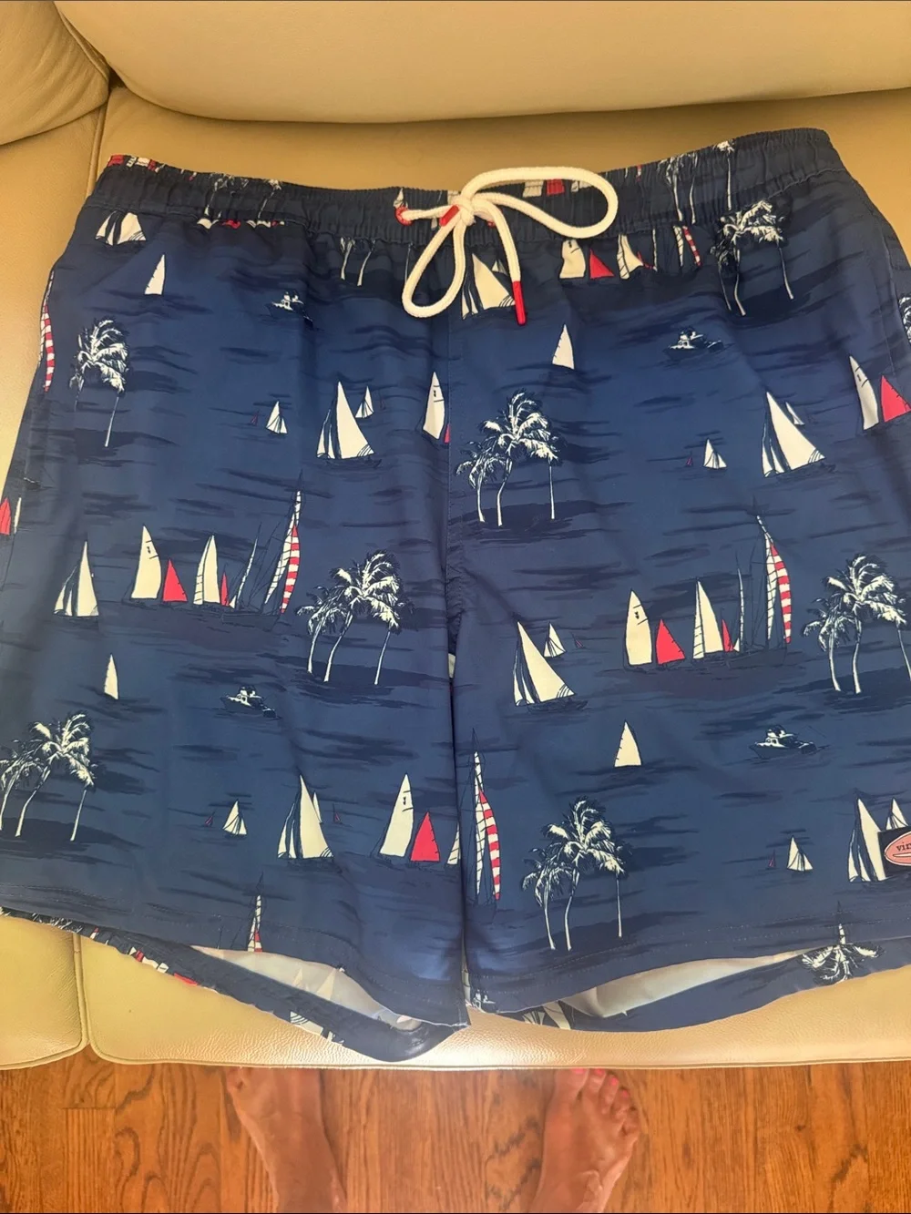 Men’s Vineyard Vines Navy and White Coastal Swim Shorts size Lg